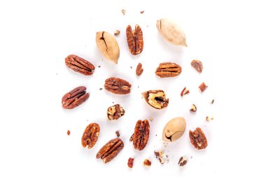 Cevizler, soyulmuş ve kabuğu soyulmuş, bütün ve parçalanmış. Şekerli karamelli ve çiğ cevizli, sonbahar hasadı, lezzetli atıştırmalıklar, pişirme malzemeleri, turtalar, kurabiyeler.