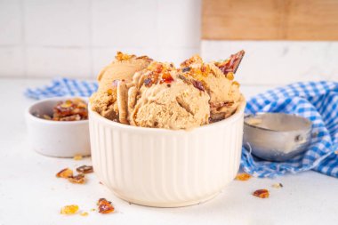 Kremalı brulee dondurması, karamelize şeker, tatlı kremalı dondurma ve bir sürü çıtır karamel ve ekstra porsiyon.