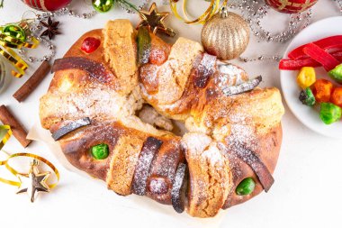 Geleneksel Meksika Rosca de Reyes, Da de los Reyes Magos, Three Kings Ekmeği onuruna 6 Ocak 'ta pişirme, Noel ve Krallar Günü şenlikleri için meyveli ekmek.