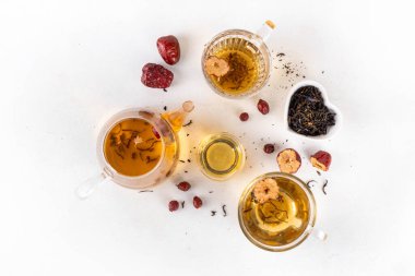 Kore Retinol çayı, meyve suyu, yeşil çay, Asya bitkisi ve gül, sağlıklı diyet sıcak çay, yaşlanmayı önleyen spa terapisi yenileme için.