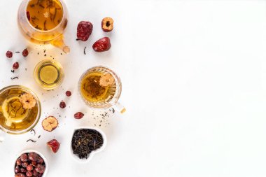 Kore Retinol çayı, meyve suyu, yeşil çay, Asya bitkisi ve gül, sağlıklı diyet sıcak çay, yaşlanmayı önleyen spa terapisi yenileme için.