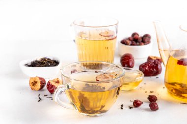 Kore Retinol çayı, meyve suyu, yeşil çay, Asya bitkisi ve gül, sağlıklı diyet sıcak çay, yaşlanmayı önleyen spa terapisi yenileme için.