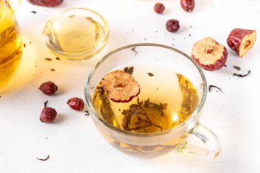 Kore Retinol çayı, meyve suyu, yeşil çay, Asya bitkisi ve gül, sağlıklı diyet sıcak çay, yaşlanmayı önleyen spa terapisi yenileme için.