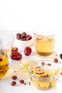 Kore Retinol çayı, meyve suyu, yeşil çay, Asya bitkisi ve gül, sağlıklı diyet sıcak çay, yaşlanmayı önleyen spa terapisi yenileme için.