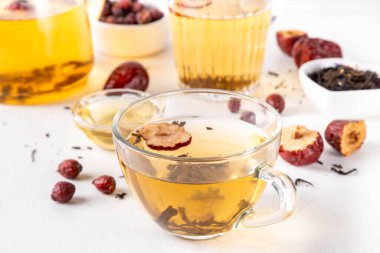 Kore Retinol çayı, meyve suyu, yeşil çay, Asya bitkisi ve gül, sağlıklı diyet sıcak çay, yaşlanmayı önleyen spa terapisi yenileme için.