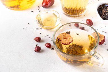 Kore Retinol çayı, meyve suyu, yeşil çay, Asya bitkisi ve gül, sağlıklı diyet sıcak çay, yaşlanmayı önleyen spa terapisi yenileme için.