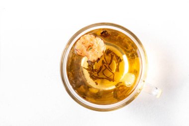 Kore Retinol çayı, meyve suyu, yeşil çay, Asya bitkisi ve gül, sağlıklı diyet sıcak çay, yaşlanmayı önleyen spa terapisi yenileme için.