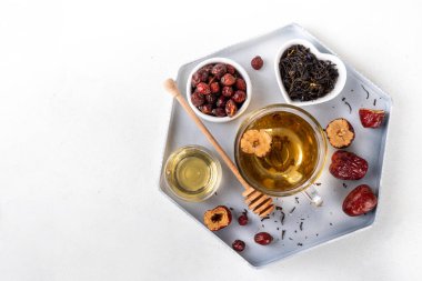 Kore Retinol çayı, meyve suyu, yeşil çay, Asya bitkisi ve gül, sağlıklı diyet sıcak çay, yaşlanmayı önleyen spa terapisi yenileme için.