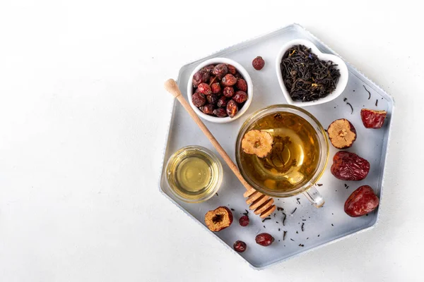 Kore Retinol çayı, meyve suyu, yeşil çay, Asya bitkisi ve gül, sağlıklı diyet sıcak çay, yaşlanmayı önleyen spa terapisi yenileme için.