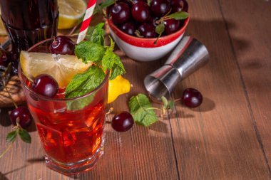 Kola ve kiraz suyu ile yaz soğuk içecek kokteyli. Kirazlı kola, limonata veya mojito.