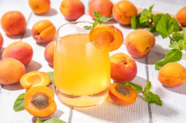 Kayısı mojito ya da limonata soğuk meyve suyu, yaz buzlu meyve suyu nane ve limonlu moktail, beyaz ahşap masa.