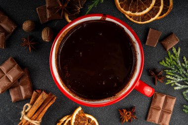 Masadaki malzemelerle birlikte koyu, sıcak çikolata seramik tavası. Geleneksel acılı sıcak çikolata, kakao içeceği, fotokopi alanı.