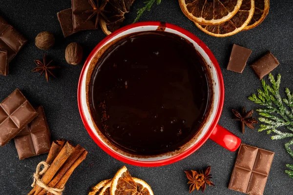 Masadaki malzemelerle birlikte koyu, sıcak çikolata seramik tavası. Geleneksel acılı sıcak çikolata, kakao içeceği, fotokopi alanı.