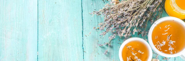 Aromatik lavantalı çay fincanı, lavanta demeti, bal ve limon, turkuaz ahşap arka plan fotokopi alanı