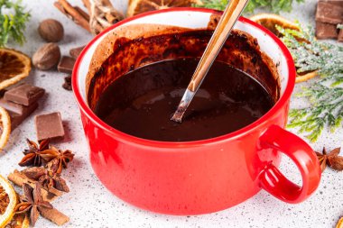 Masadaki malzemelerle birlikte koyu, sıcak çikolata seramik tavası. Geleneksel acılı sıcak çikolata, kakao içeceği, fotokopi alanı.