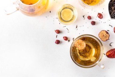 Kore Retinol çayı, meyve suyu, yeşil çay, Asya bitkisi ve gül, sağlıklı diyet sıcak çay, yaşlanmayı önleyen spa terapisi yenileme için.