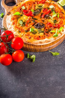 Vejetaryen ev yapımı pizza. Fırında sebze ve mantarlı tam tahıllı pizza. gri taş arkaplan kopyalama alanı