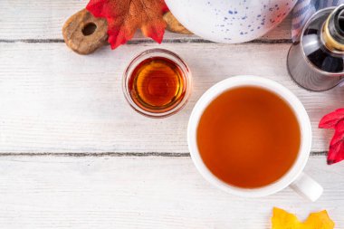 Tatlı taze akçaağaç çayı içeceği, lezzetli aromatik sıcak içecek buz küpleri ve bol akçaağaç şurubu, kopyalama alanı.