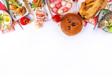 Geleneksel Çin Yeni Yıl yemeği masası, parti davetiyesi, menü geçmişi domuz eti, kızarmış balık, tavuk, pirinç köftesi, mantı, fal kurabiyesi, nian gao keki, erişte, Çin dekorasyonu.