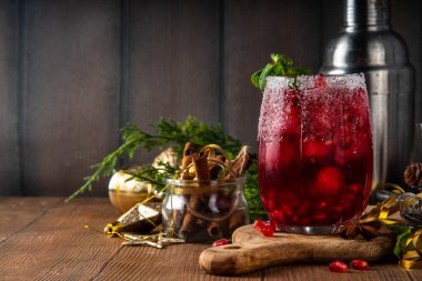 Portakal, kızılcık, nane ve ezilmiş buz, alkol ya da Noel partisi için alkolsüz votka ya da alkollü votka karışımı.