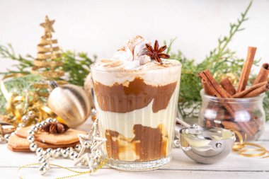 Burbon Eggnog Affogato Kokteyli Eggnog tatlandırıcı Dondurma, Krem şanti ve geleneksel Noel baharatları, kopyalama alanı