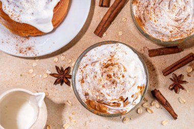 Lezzetli katmanlı tarçınlı rulo yulaf ezmesi. Kavanozdaki lezzetli yulaflar, lezzetli konforlu sabah yemekleri, Yunan yoğurt soslu tatlı sağlıklı atıştırmalıklar ve tarçınlı çörekler. 