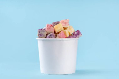 Çeşitli meyve aromalı renkli kurutulmuş yoğurt. Ev yapımı donmuş çilek, yabanmersini, mango, vanilyalı yoğurt. 