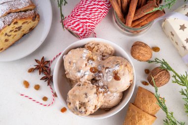Noel artığı artığı, çalıntı dondurma, ev yapımı vanilyalı baharatlı dondurma, arta kalan yemek artıkları, basit bayram yemekleri.