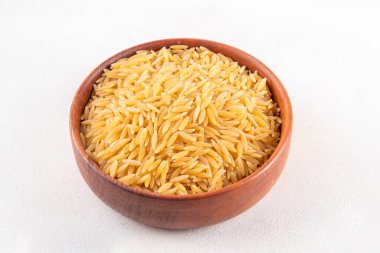 Çiğ orzo makarna, İtalyan kuru makarna risoni orzo kasede masada, kopyala uzay