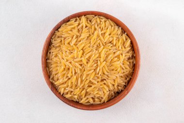 Çiğ orzo makarna, İtalyan kuru makarna risoni orzo kasede masada, kopyala uzay