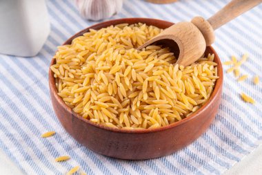 Çiğ orzo makarna, İtalyan kuru makarna risoni orzo kasede masada, kopyala uzay