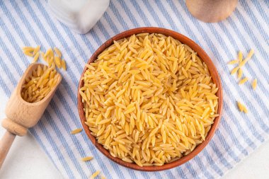 Çiğ orzo makarna, İtalyan kuru makarna risoni orzo kasede masada, kopyala uzay