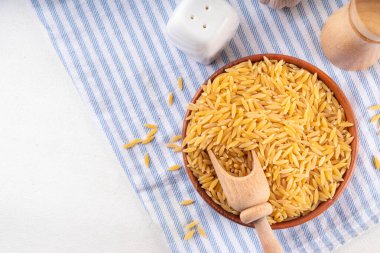 Çiğ orzo makarna, İtalyan kuru makarna risoni orzo kasede masada, kopyala uzay