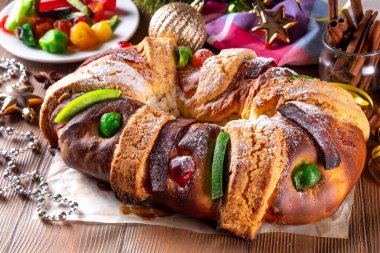 Geleneksel Meksika Rosca de Reye, Da de los Reyes Magos, Three Kings Ekmeği onuruna 6 Ocak 'ta pişirme, Noel ve Krallar Günü kutlamaları için meyveli tatlı ekmek.