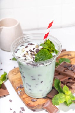 Naneli çikolatalı milkshake kokteyli. Tatlı, çikolatalı kurabiye ve naneli milkshake. Nane yaprağı, çikolata parçacıkları, krem şantili.