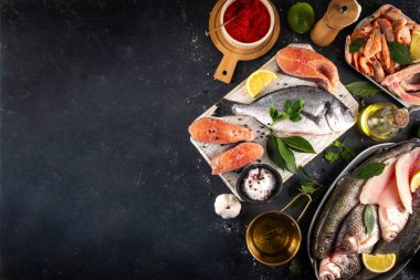 Çeşitli çiğ balıklar ve deniz ürünleri. Taze balık, karides, midye, havyar çeşitleri düzlük, balık satışı ve pazar şablonu, 