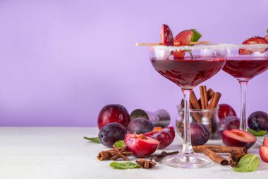 Şeker eriği sonbahar kış tatlı tatlı içecek. Alkol veya alkolsüz kokteyl, erik şurubuyla moktail, sert likör, baharatlar, tarçın ve nane, kopyalama alanı