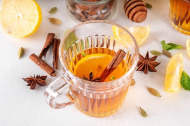 Sıcak Toddy kış sonbahar alkol kokteyli, grip, soğuk algınlığı ve öksürüğe karşı kullanışlı geleneksel içecek, bal, limon, viski, alkol, baharat, tarçın ve karanfil karışımı.