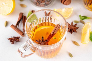 Sıcak Toddy kış sonbahar alkol kokteyli, grip, soğuk algınlığı ve öksürüğe karşı kullanışlı geleneksel içecek, bal, limon, viski, alkol, baharat, tarçın ve karanfil karışımı.