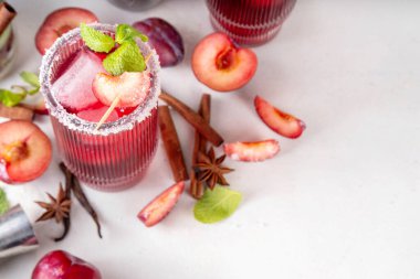 Şeker eriği sonbahar kış tatlı tatlı içecek. Alkol veya alkolsüz kokteyl, erik şurubuyla moktail, sert likör, baharatlar, tarçın ve nane, kopyalama alanı