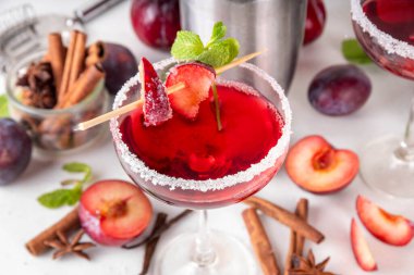 Şeker eriği sonbahar kış tatlı tatlı içecek. Alkol veya alkolsüz kokteyl, erik şurubuyla moktail, sert likör, baharatlar, tarçın ve nane, kopyalama alanı