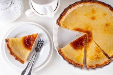 Geleneksel Amerikan Su Pastası pişirmek için gereken malzemeler - turta kabuğu, su, un, tereyağı ve şeker. Büyük Buhran dönemi tarifi, şeffaf kremalı tatlı pasta.