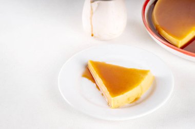 Geleneksel turta, kremalı tart ya da üzerine beyaz mutfak masasında karamel sosu dökülmüş turta.