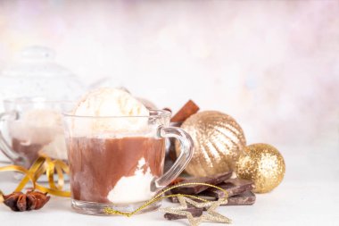 Affogato sıcak çikolatası, Noel süslemeli arka planda. Lezzetli sıcak çikolata ya da vanilyalı dondurma kepçeli kakao içeceği.