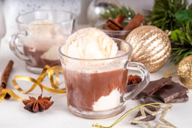 Affogato sıcak çikolatası, Noel süslemeli arka planda. Lezzetli sıcak çikolata ya da vanilyalı dondurma kepçeli kakao içeceği.