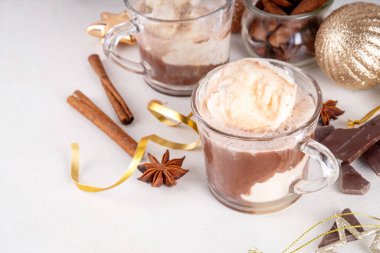 Affogato sıcak çikolatası, Noel süslemeli arka planda. Lezzetli sıcak çikolata ya da vanilyalı dondurma kepçeli kakao içeceği.
