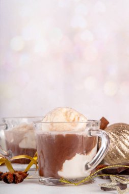 Affogato sıcak çikolatası, Noel süslemeli arka planda. Lezzetli sıcak çikolata ya da vanilyalı dondurma kepçeli kakao içeceği.