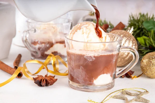 Affogato sıcak çikolatası, Noel süslemeli arka planda. Lezzetli sıcak çikolata ya da vanilyalı dondurma kepçeli kakao içeceği.