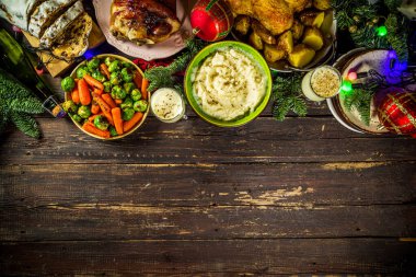 Geleneksel yiyeceklerle, fırında jambonla, tavukla, kızarmış havuçla ve Brüksel lahanasıyla, geleneksel Noel yemeği masası.