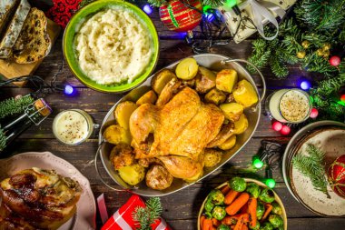 Geleneksel yiyeceklerle, fırında jambonla, tavukla, kızarmış havuçla ve Brüksel lahanasıyla, geleneksel Noel yemeği masası.